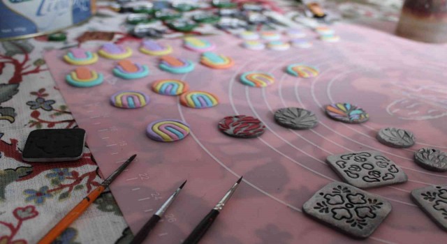 Şirket yöneticiliğinden istifa edip evinin küçük bir odasında sanat atölyesi kurdu