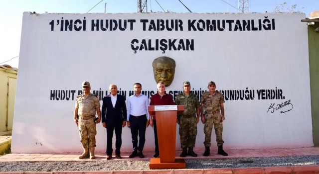 Şırnak Valisi Bilgin Mehmetçik ile bir araya geldi