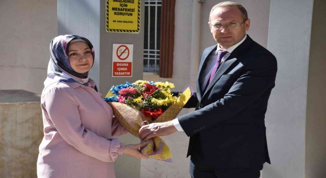 Şırnaka yeni atanan öğretmenler çiçekle karşılandı