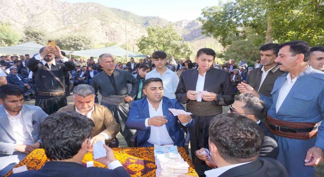 Şırnakta görkemli düğünün şanslısı gelin ve damat oldu: 1 kilo altın ve 500 bin lira takıldı