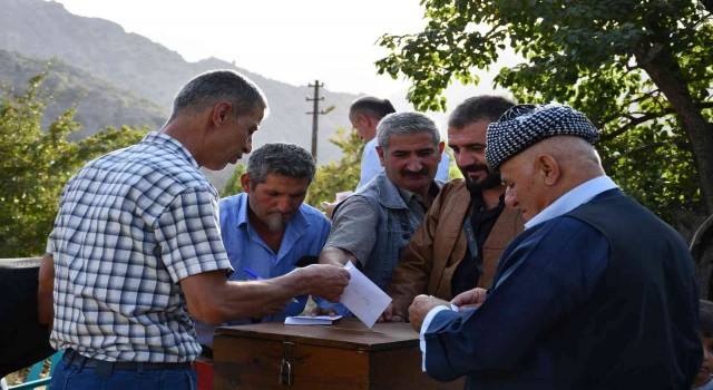Şırnakta ilginç takı geleneği: Oy kullanır gibi sandık kuruldu, zarflar atıldı
