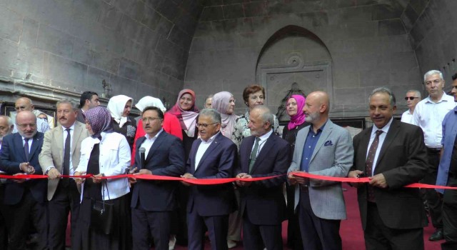 Sırrı çözülemeyen ‘tılsımlı gömlekler Kayseride sergilendi