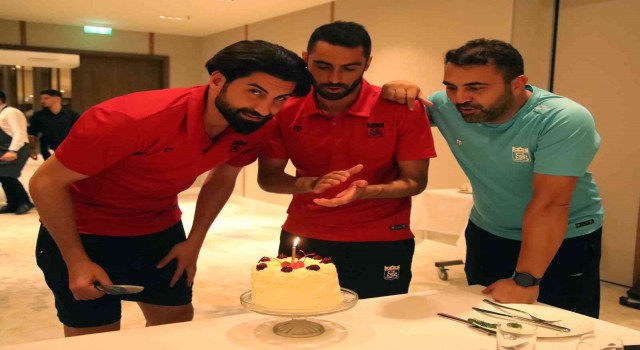 Sivassporda kaleci Muammer için sürpriz doğum günü kutlaması