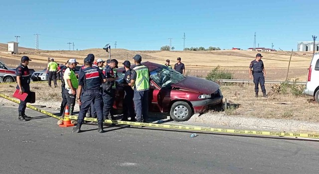 Sivasta hafif ticari araç ile otomobil kavşakta çarpıştı: 1 ölü, 6 yaralı