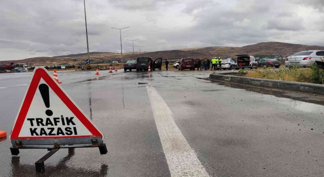Sivasta otomobil ile hafif ticari araç çarpıştı: 2 yaralı