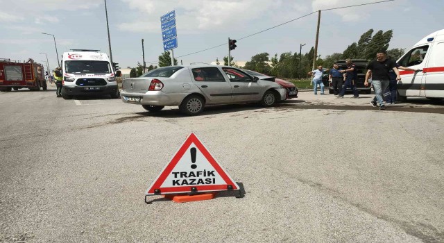 Sivasta otomobiller çarpıştı: 2 yaralı