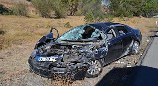 Sivasta tıra çarpan otomobil hurdaya döndü: 5 yaralı