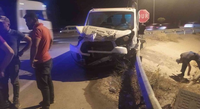 Sivasta tırla kamyonet çarpıştı: 1 yaralı