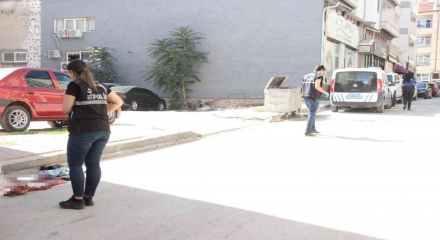 Sokak ortasında birbirlerine silah ve bıçakla saldırdılar