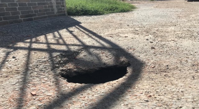 Sokak ortasındaki çukur korkutuyor
