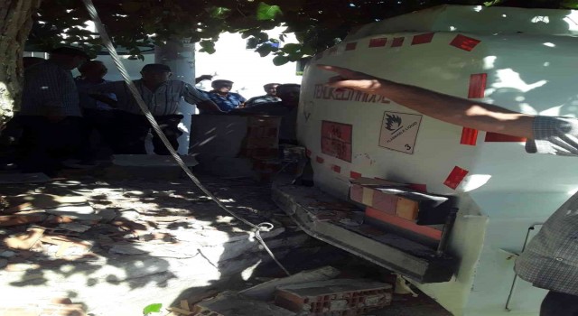 Sökede akaryakıt tankeri kıraathaneye girdi: 2 yaralı