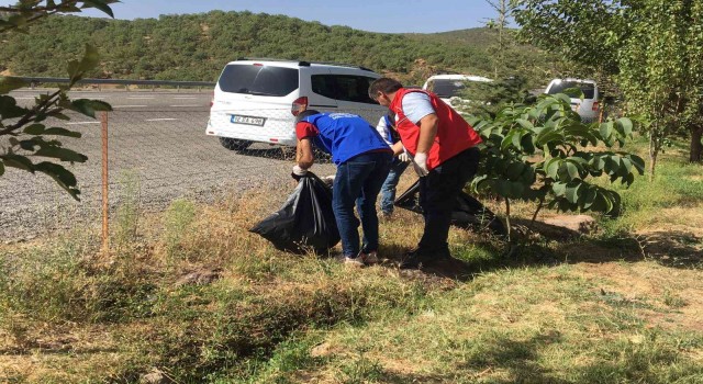 Solhanda gönüllü gençler çevre temizliği yaptı