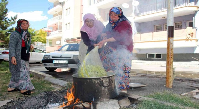 Sonbaharla beraber kadınların turşu mesaisi başladı