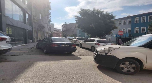 Sorumsuz sürücü bütün sokağı ulaşıma kapattı