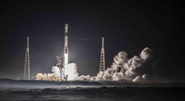 SpaceXin Falcon 9 roketi 54 Starlink uydusunu daha yörüngeye gönderdi