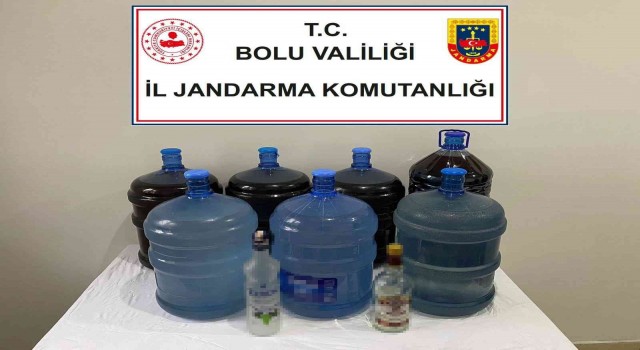 Su bidonuna doldurduğu kaçak içkileri satarken suçüstü yakalandı