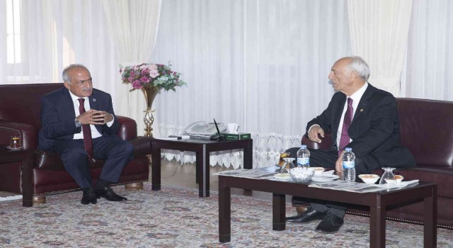 Süheyla ve Sıtkı Alpten Rektör Çomaklıya ziyaret