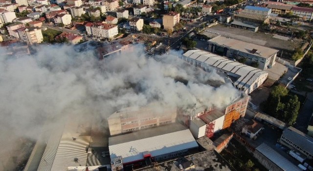 Sultanbeylide çelik tencere fabrikası alevlere teslim oldu