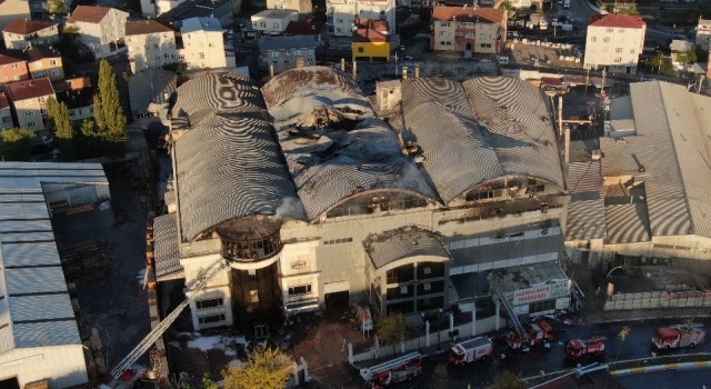 Sultanbeylide yanan fabrikadaki hasar gün ağarınca ortaya çıktı