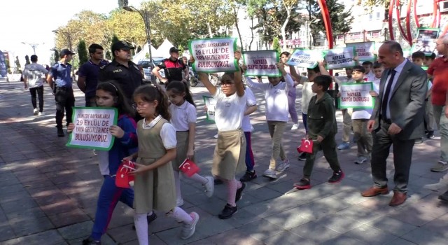 Sultangazide çocuklar “Yayalara öncelik duruşu, Hayata saygı duruşu”na için dikkat çekti