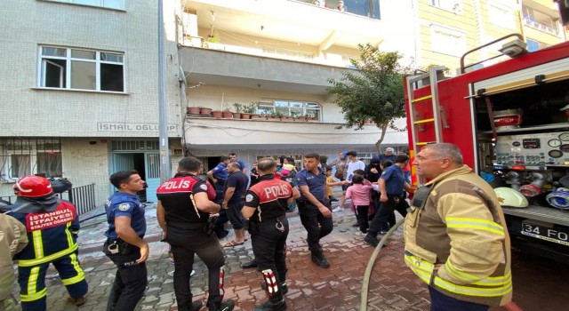 Sultangazide mahalleliyi korkutan yangın, mahsur kalan 6 kişiyi itfaiye kurtardı
