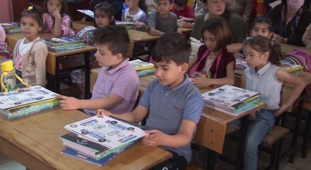 Sultangazide Toplum Destekli Polisler, çocukların okul heyecanına ortak oldu