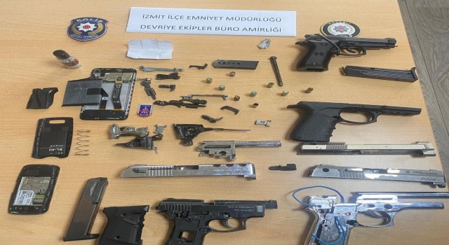 Şüphelinin evinde silah parçaları ve uyuşturucu madde ele geçirildi