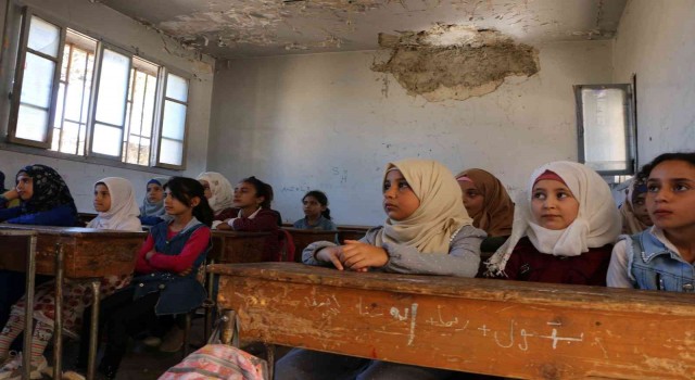 Suriyenin kuzeydoğusundaki öğrenciler savaşın gölgesinde ders başı yaptı