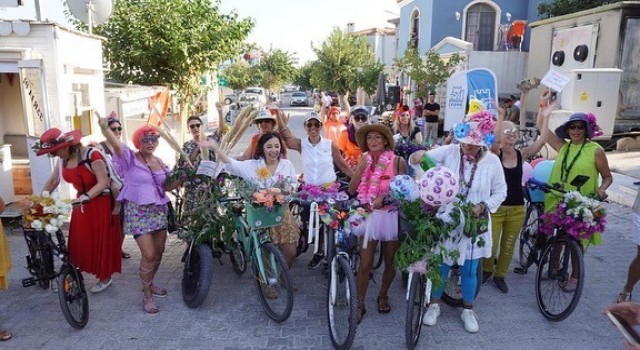 Süslü kadınlar Alaçatıda pedalladı