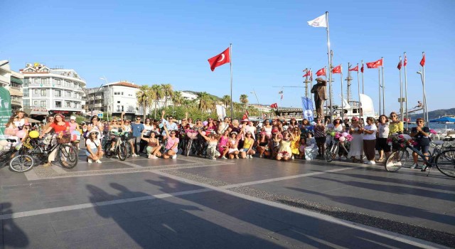 Süslü Kadınlar Marmariste pedal çevirdi