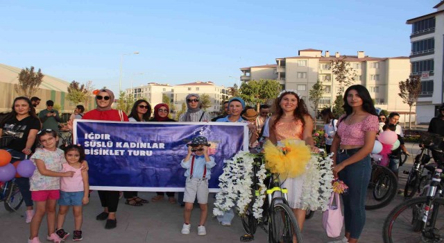 Süslü kadınlar Türkiyenin doğusunda pedal çevirdi