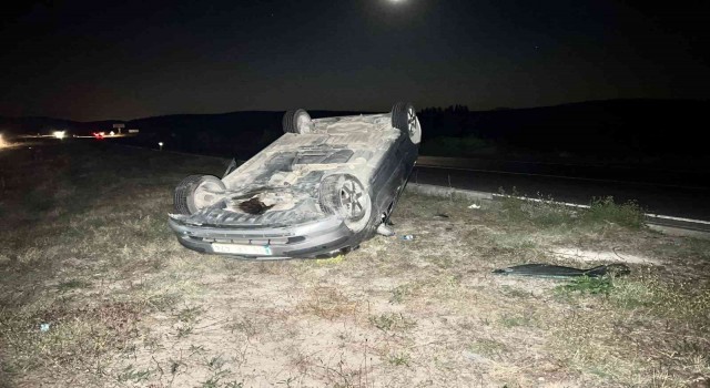 Takla atan otomobilde 2 kişi yaralandı