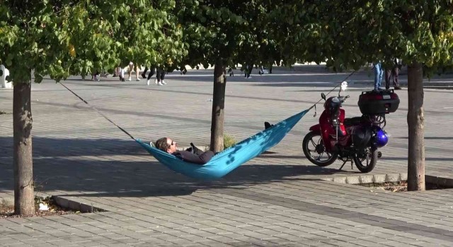 Taksim Meydanına hamak kurup sefa sürdü
