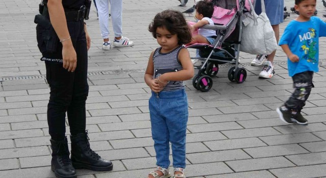 Taksim Meydanında kaybolan 4 yaşındaki İranlı çocuğa çevik kuvvet ekipleri sahip çıktı