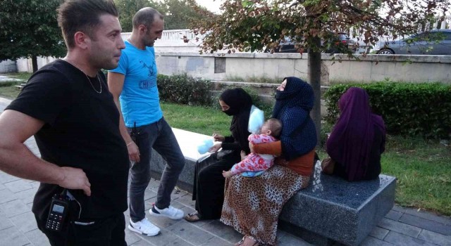 Taksim Meydanında kucağında çocuklarla dilenen dilenciler kamerada