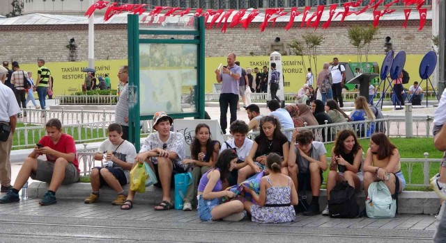 Taksimden ilginç yağmur görüntüsü: Bir anda dans etmeye başladılar