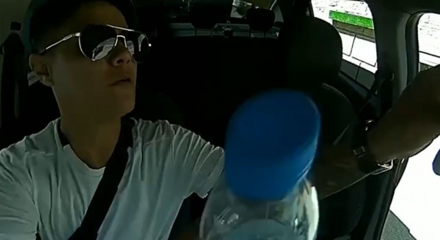 Taksinin güneşliğindeki parayı çaldı, fark edildiğini anlayınca kaçtı