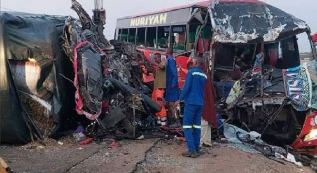 Tanzanyada otobüs kamyonla çarpıştı: 5 ölü, 54 yaralı