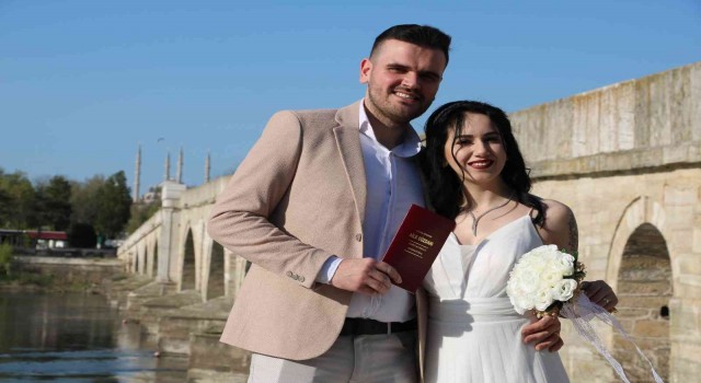 Tarihi köprüler çiftlere doğal stüdyo oldu