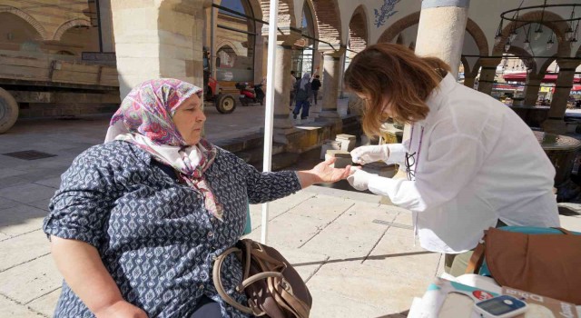 Tarihi meydanda halk sağlığı sokağı kuruldu, vatandaşlar ücretsiz test yaptırdı
