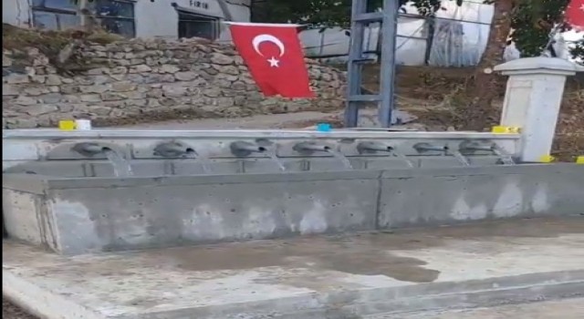 Tarlasından çıkardığı suyu köyüne bağışladı