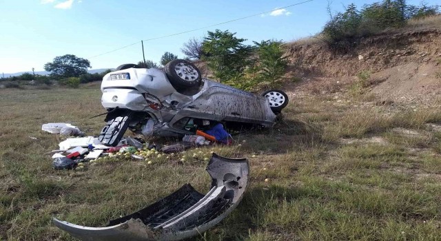 Tarlaya uçan otomobilden burunları bile kanamadan çıktılar