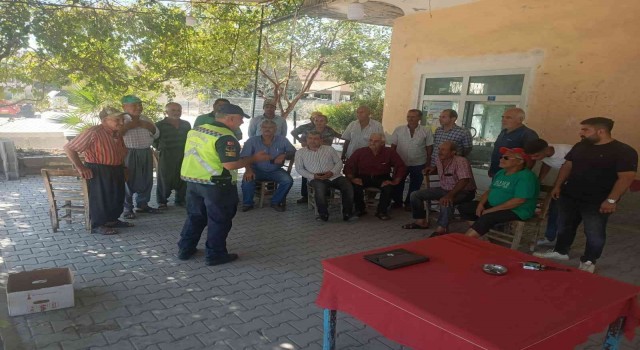 Tarsus jandarması okul ve kahvehanelerde trafik eğitimi veriyor