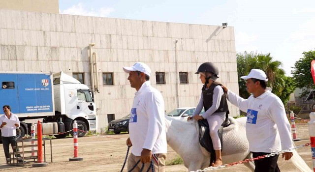 Tarsusta çocuklar ata binmenin heyecanını yaşadı