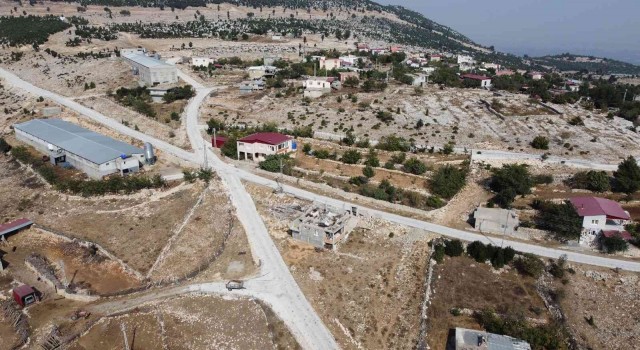 Tarsusta kırsal mahallelerin yolları yapılıyor