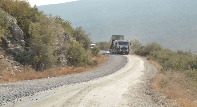 Tarsusta yol çalışmaları sürüyor