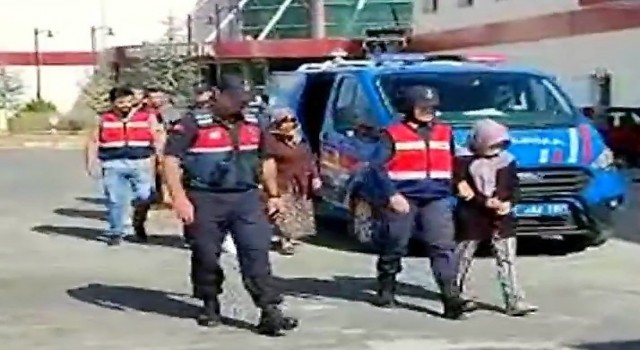 Tatil bahanesiyle geldiği annesinin 5 komşusunu soydu