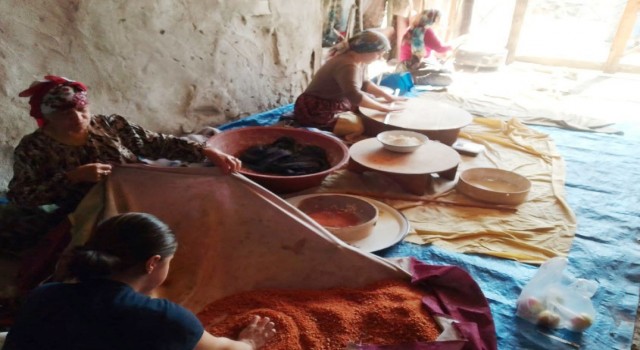 Tavşanlılı kadınlar kışlık yiyecek hazırlığında
