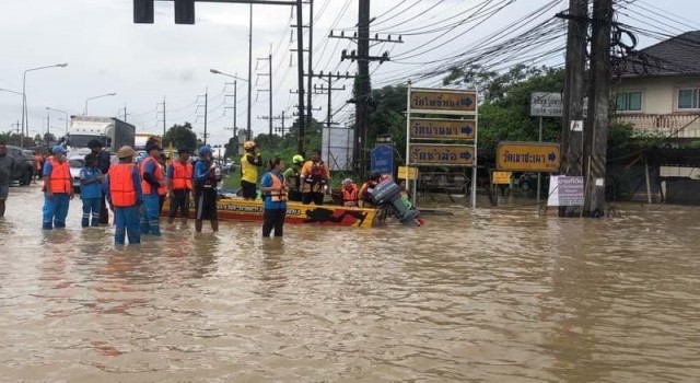 Taylandda tavuk çiftliğini su bastı: 140 bin tavuk telef oldu