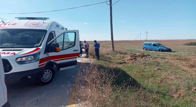 Tekirdağda hafif ticari araç tarlaya uçtu: 2 yaralı